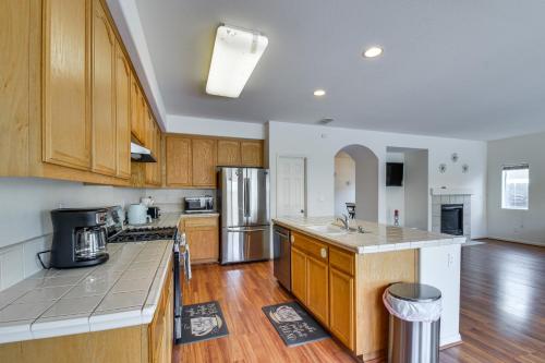 7 Mi to Lake Yosemite Family Home with Fenced Yard in Nyugat-Merced