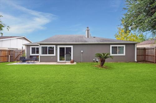 Exterior view, Gmas House 3 BR 2 BA House with fully Fenced Backyard in Clear Lake