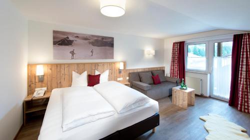 1 king bed, 1 sofa bed