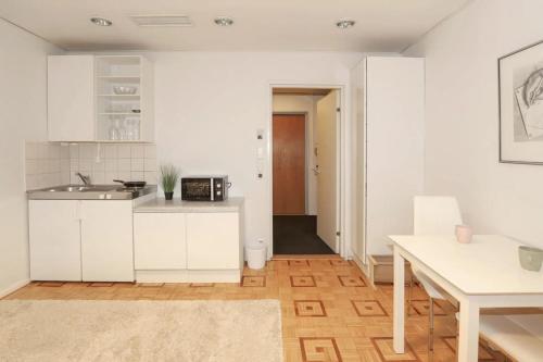 кухня, Studio apartment in Kaivoksela for two persons in Вантаа