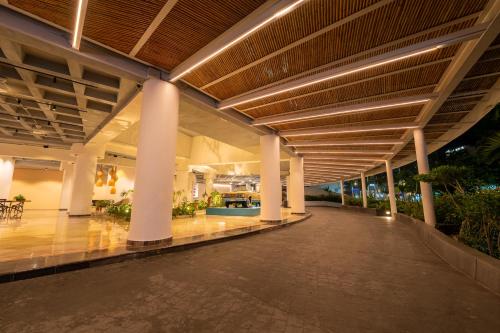 Exterior view, Hotel Amares Acapulco in Acapulco