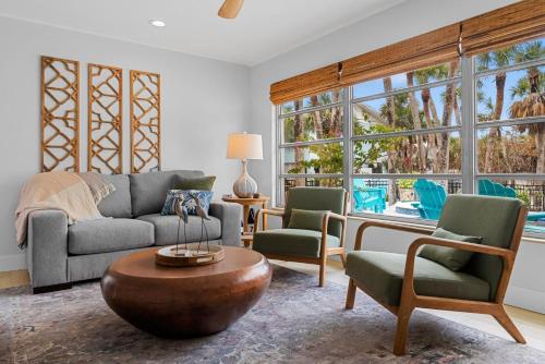 Steps to Beach Pool + Hot Tub 2025 Remodeled! in Englewood (FL)