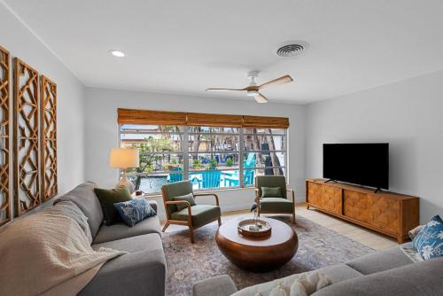 Steps to Beach Pool + Hot Tub 2025 Remodeled! in Englewood (FL)