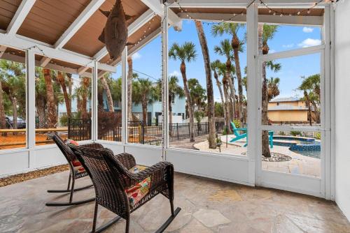 Steps to Beach Pool + Hot Tub 2025 Remodeled! in Englewood (FL)