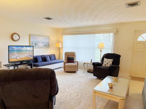 2BR on Oyster Creek – Boat Dock & Beach in Grove City (FL)