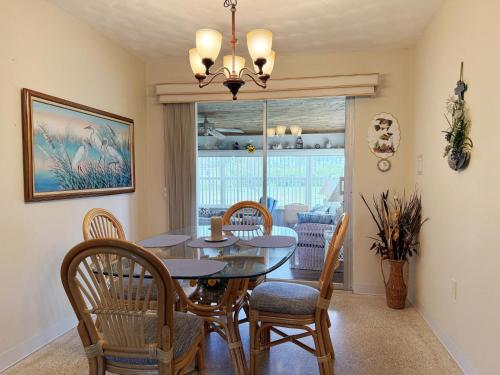 2BR on Oyster Creek – Boat Dock & Beach in Grove City (FL)