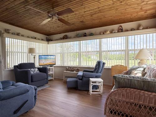 2BR on Oyster Creek – Boat Dock & Beach in Grove City (FL)