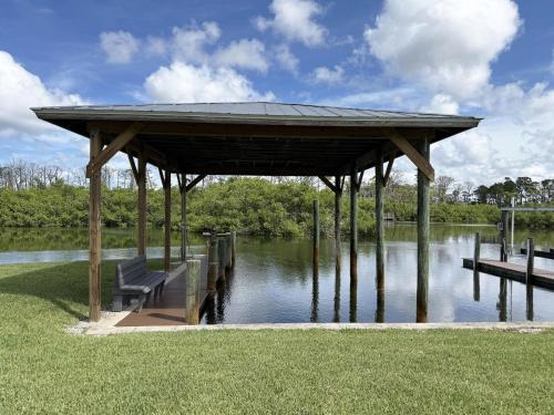 2BR on Oyster Creek – Boat Dock & Beach in Grove City (FL)
