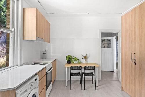 Kitchen, Modern Private Double Room - Centrally Located - Shared Bathroom in Upper North Shore