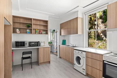 Modern Private Double Room - Centrally Located - Shared Bathroom - The Phoenix