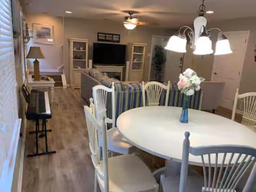 beautiful condo 1 block to boardwalk with parking