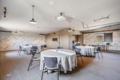 Fox Suite - Downtown Views - 12 South in ฟอร์ตแมคโดเวลล์