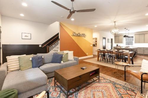Nashville Comfort-Sleeps 10-3 Mins to 12 South
