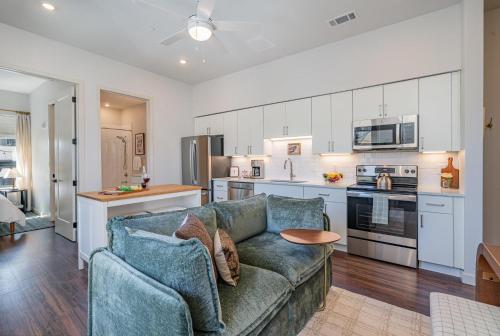 Harmony Octave-2 Units-Pool/Gym-4 Mins to Broadway