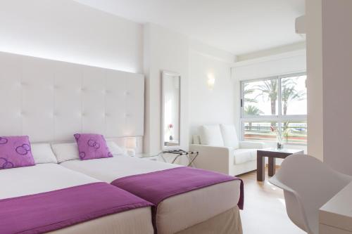 Hotel Albahia Alicante Hotel Albahia Alicante is conveniently located in the popular LAlbufereta area. Featuring a satisfying list of amenities, guests will find their stay at the property a comfortable one. To be found at