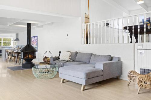 An Entertainers Oasis - Fun Home with Pool Table, Arcade Game, Basketball Ring