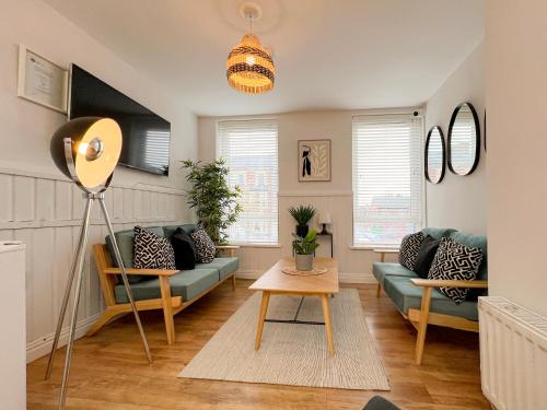 ห้องส่วนกลางสำหรับนั่งเล่น/ดูทีวี, Ocho Homes Lux By Eight Continents, Belfast in โอลด์พาร์ก