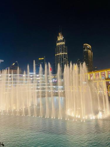 Dubai Fountain and Burj Khalifa view from the Balcony, 2 mins walk to Dubai Mall, Dubái (foto 4)