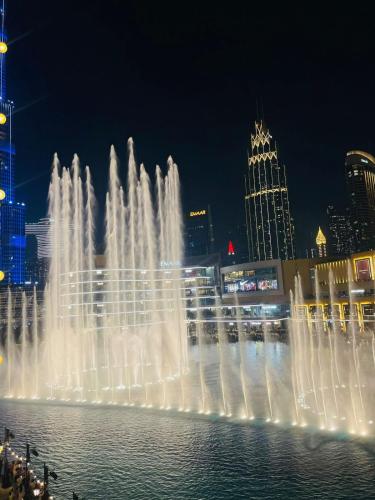 Dubai Fountain and Burj Khalifa view from the Balcony, 2 mins walk to Dubai Mall, Dubái (foto 5)