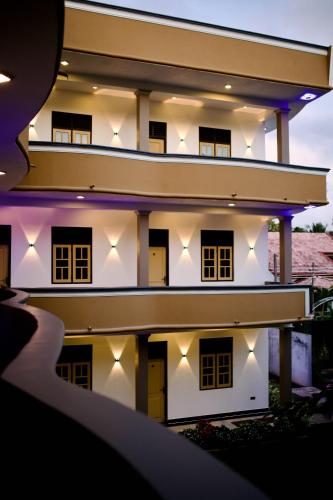 Sevenday Hotel in Marawila