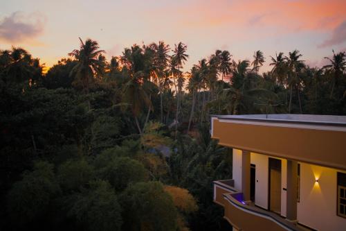 Sevenday Hotel in Marawila