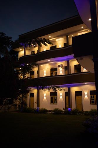 Sevenday Hotel in Marawila