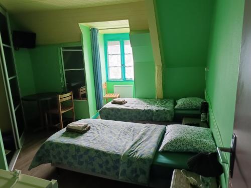 2 twin beds