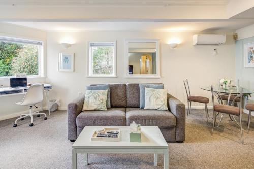 Cashmere Retreat-Stylish Apartment -Free Parking -No Cleaning Fee in North Wellington