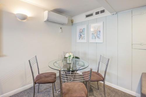 Cashmere Retreat-Stylish Apartment -Free Parking -No Cleaning Fee in North Wellington