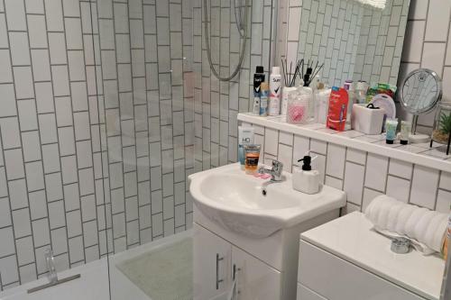 Apartment - Sleeps 4 - Pet friendly - Parking, Troon (Foto 7)