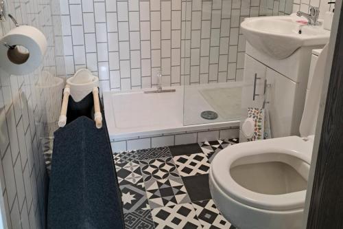 Apartment - Sleeps 4 - Pet friendly - Parking, Troon (Foto 9)