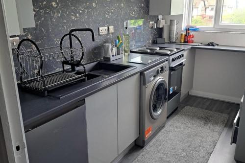 Apartment - Sleeps 4 - Pet friendly - Parking, Troon (Foto 10)