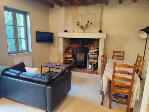 Logis troglodyte cosy & vue sur la Loire gîte à louer Souzay-Champigny