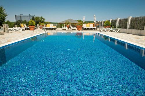 Skats, Luxury, private pool, sauna, beach! in Radevtsi