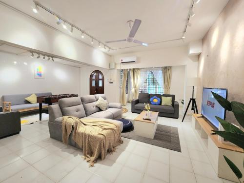 NEW! Landed Home in Damansara Jaya for up to 15pax 1 mins to Atria ,1 Utama,TTDI
