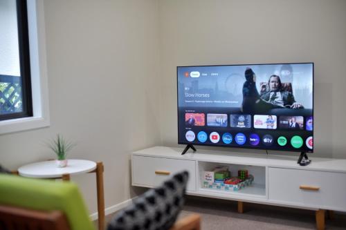 Family Friendly 1BR in Howick, Near Beach and Cafes, Auckland (photo 2)