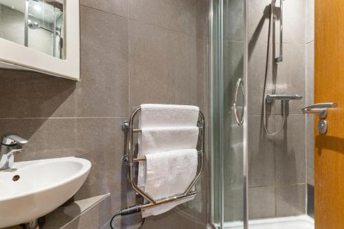 NEW! Fulham 1-bed Apartment with Patio, Londyn (zdjęcie 5)