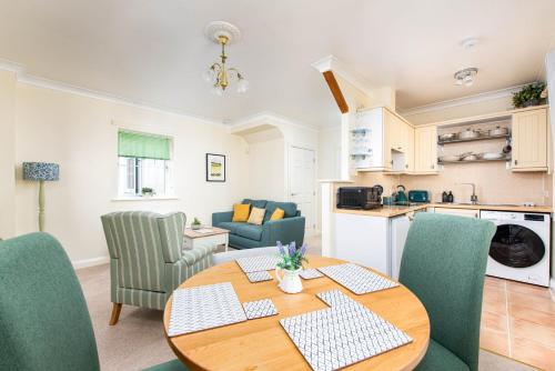Seaside 2-Bed with Private Parking, Portishead - Portishead