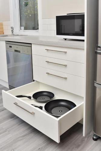 Kitchen, Classic Villa with Parking & Modern Comforts - Albemarle Villa in Sydenham