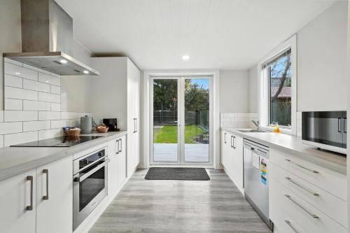 Kitchen, Classic Villa with Parking & Modern Comforts - Albemarle Villa in Sydenham