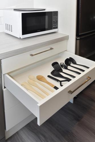 Kitchen, Classic Villa with Parking & Modern Comforts - Albemarle Villa in Sydenham