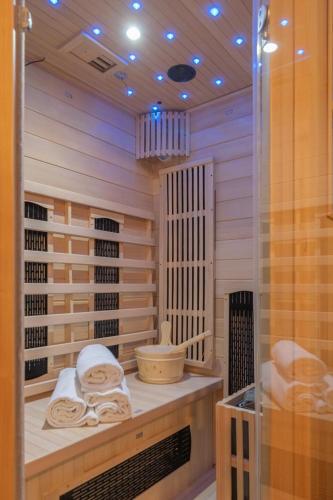 Perugia urban retreat and Light Sauna on king bed in بقرب المركز