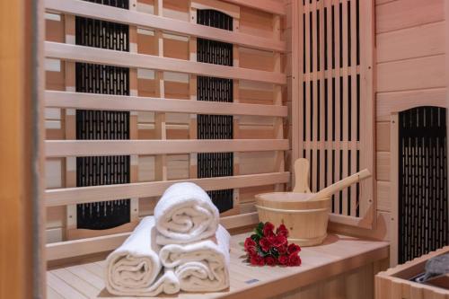 Perugia urban retreat and Light Sauna on king bed in بقرب المركز