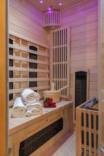 Perugia urban retreat and Light Sauna on king bed in بقرب المركز