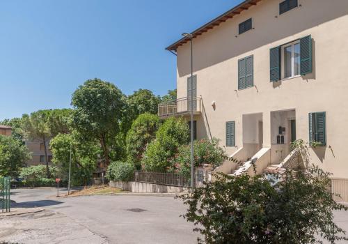Perugia urban retreat and Light Sauna on king bed in بقرب المركز