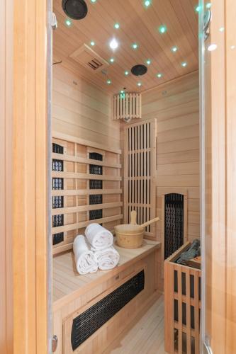 Perugia urban retreat and Light Sauna on king bed in بقرب المركز