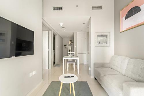 Stylish 1BR w/ Pool View | Heart of Business Bay, Dubái (foto 9)