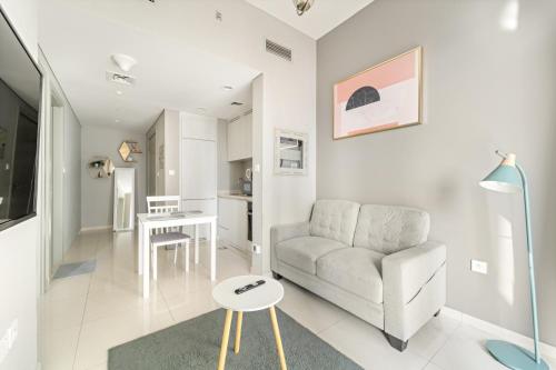 Stylish 1BR w/ Pool View | Heart of Business Bay, Dubái (foto 6)