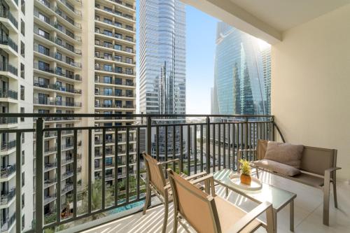 Stylish 1BR w/ Pool View | Heart of Business Bay, Dubaj
