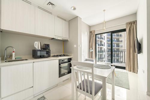 Stylish 1BR w/ Pool View | Heart of Business Bay, Dubái (foto 4)
